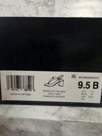 Shoe size label on a black surface with a marble background