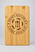Engraved bamboo cutting board with Mom's Kitchen — Come and Eat design