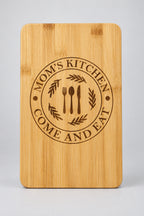 Engraved bamboo cutting board with Mom's Kitchen — Come and Eat design