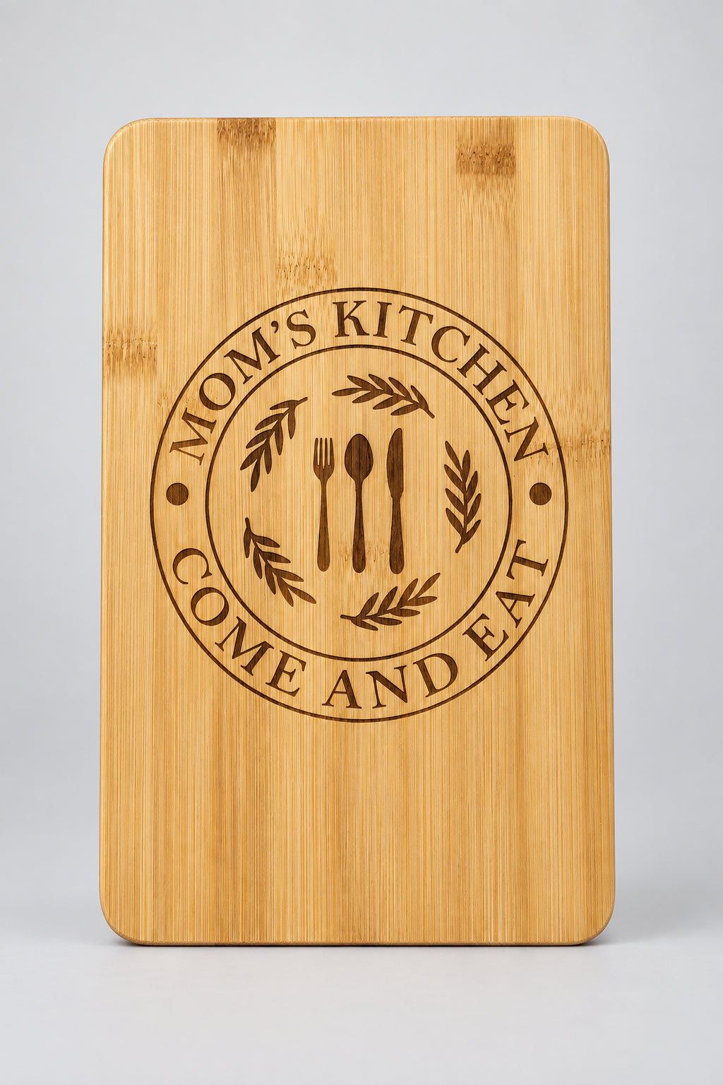 Engraved bamboo cutting board with Mom's Kitchen — Come and Eat design