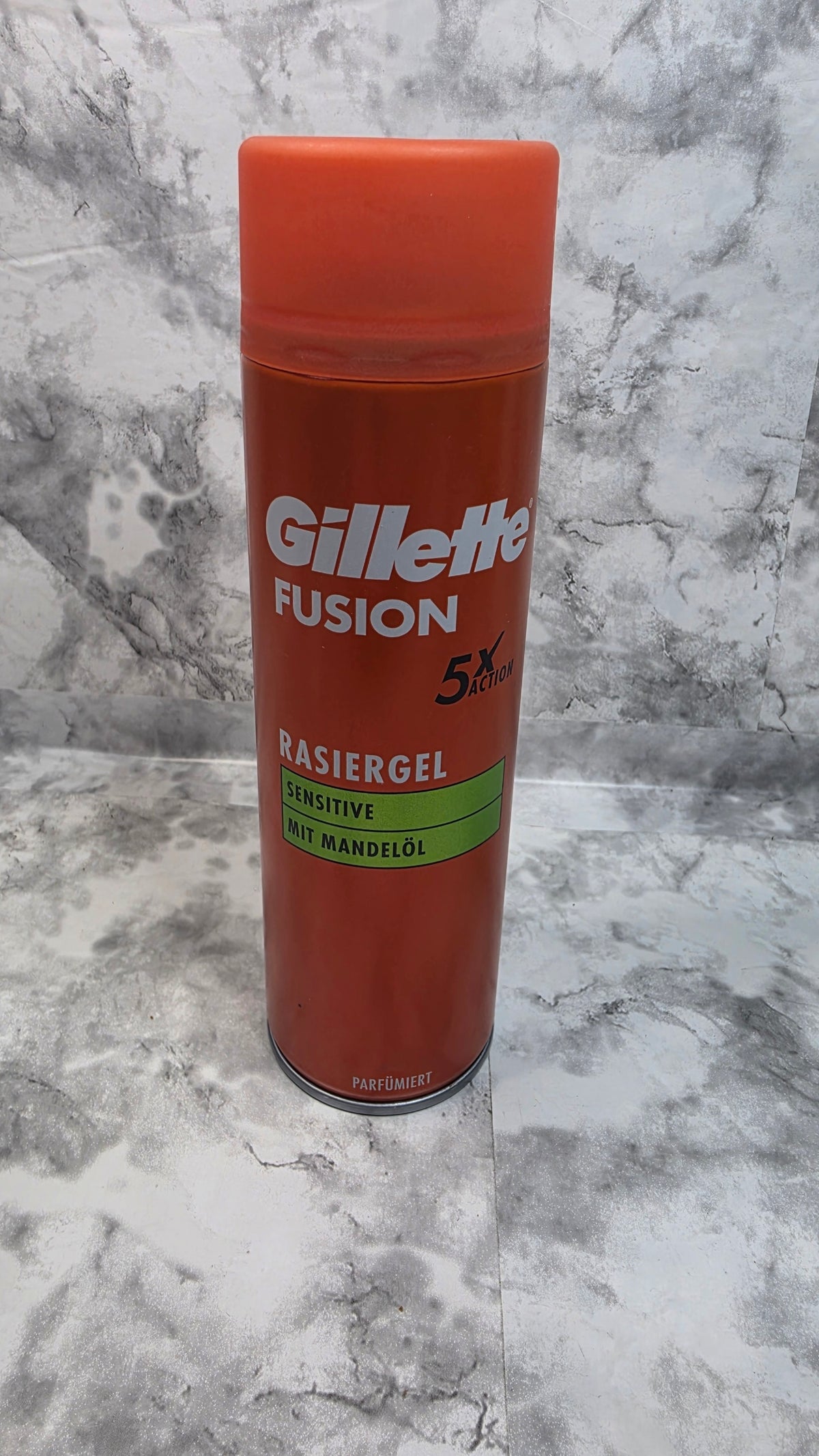 Front of an orange Gillette Fusion Sensitive shave gel can with German labeling, 200 mL