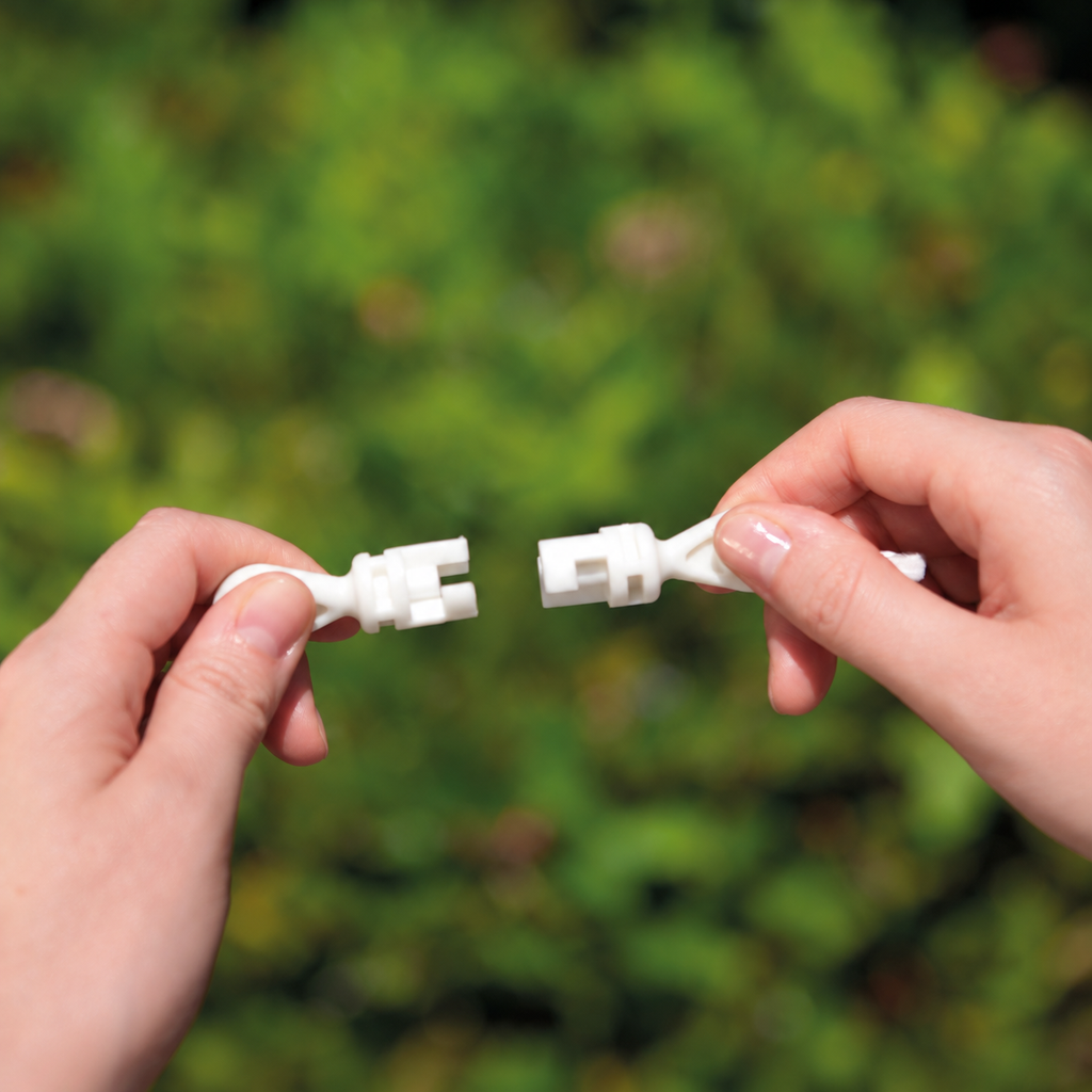 Joining the connectors used to link compatible Intex floats