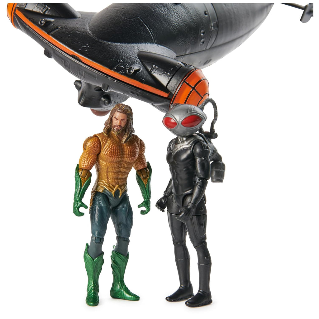 Close view of Aquaman and Black Manta figure sculpting beside the Manta Sub