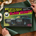 Polar Lights Black Beauty 1/32 model kit box in a gift-wrapping scene; wrapping materials are not included.