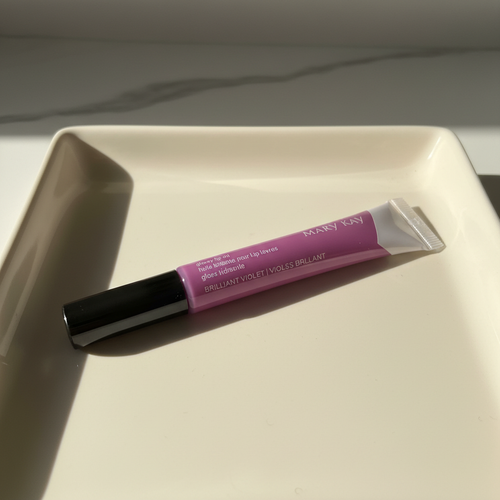 AI-generated lifestyle image of Mary Kay Glossy Lip Oil in Brilliant Violet