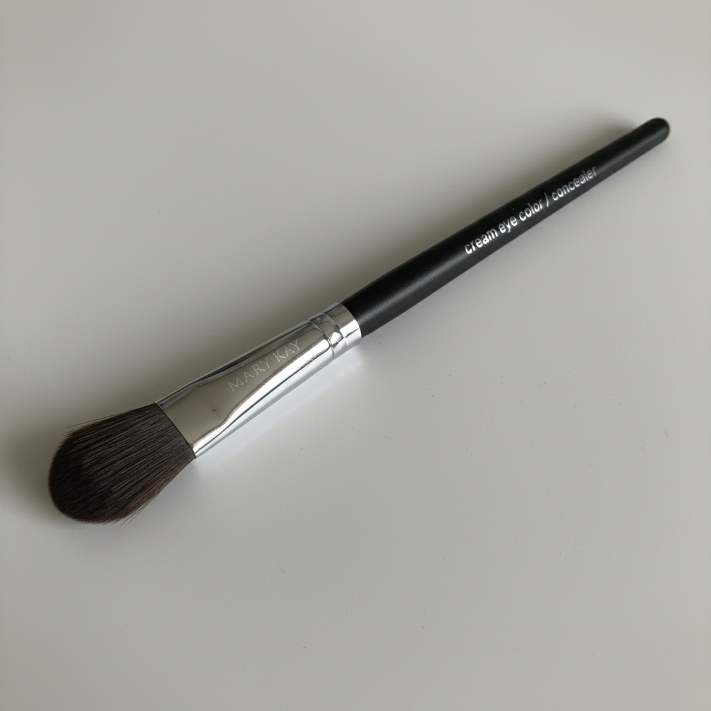 Mary Kay Cream Eye Color and Concealer Brush at a three-quarter angle