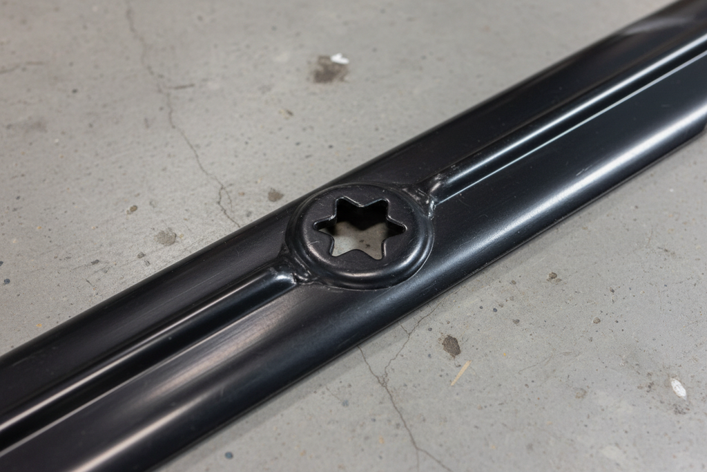 Close-up of MTD 30-inch black steel mulching blade star center hole detail — part number 942-04385 742-04385