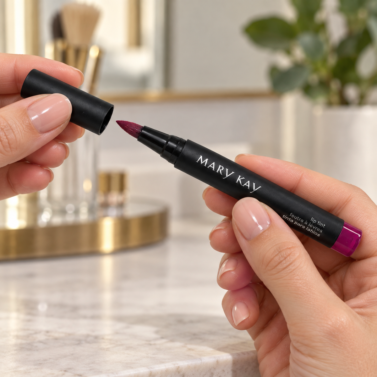 Opening the Mary Kay Desert Flora Lip Tint pen